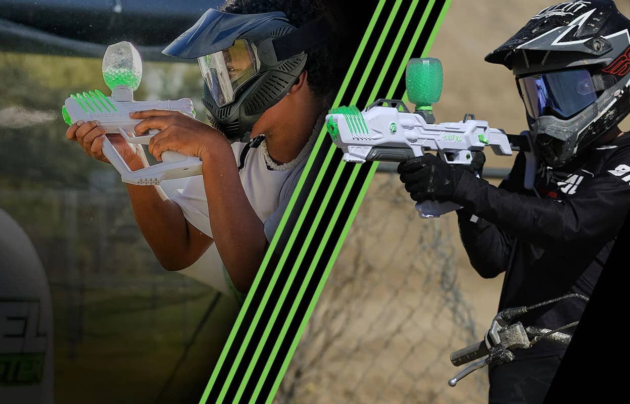 Dva igrača u zaštitnoj opremi ciljaju bijelim Gel Blaster markerima