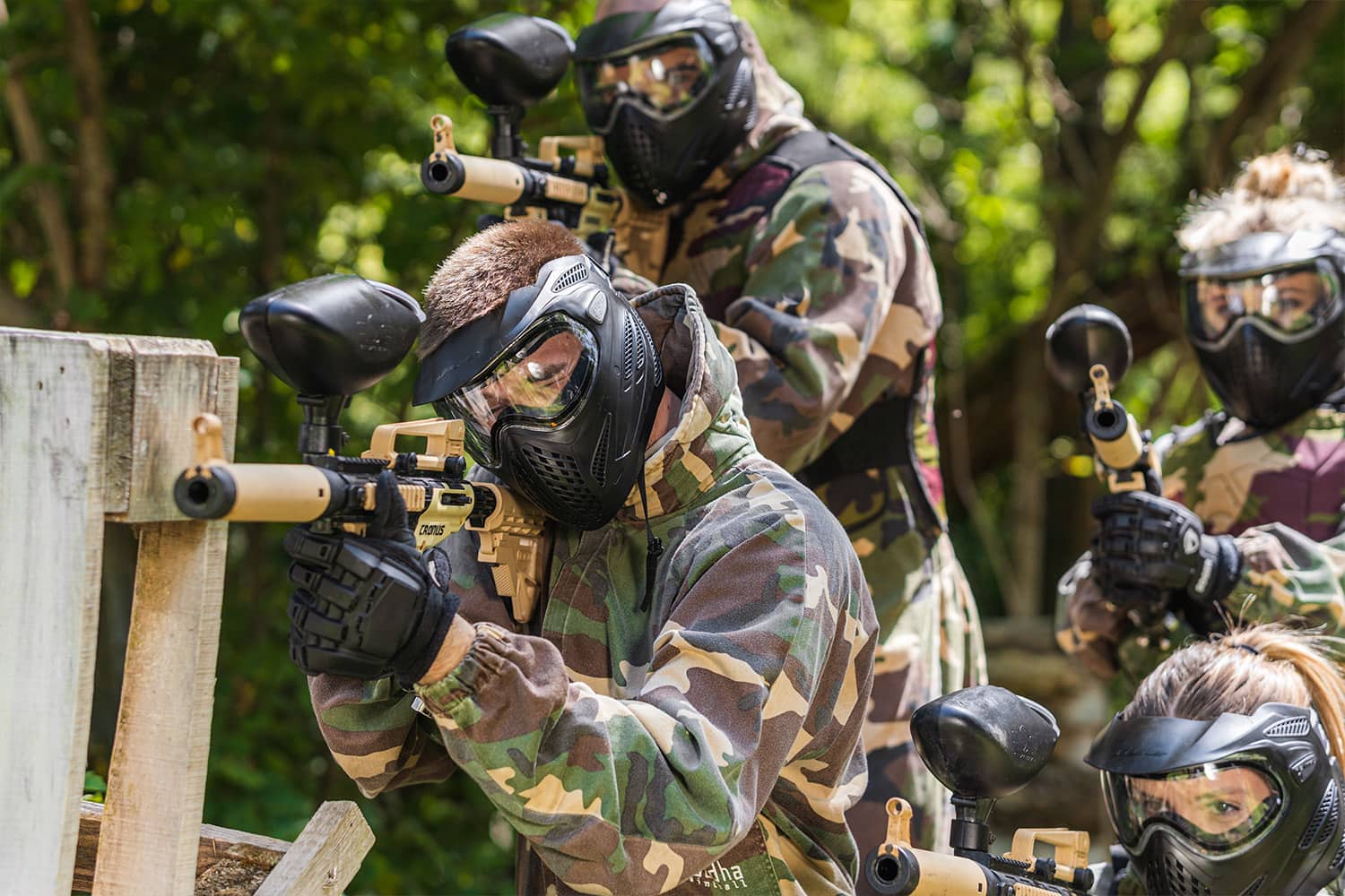 Igrači u zaklonu s paintball markerima na terenu Paintball Šestine